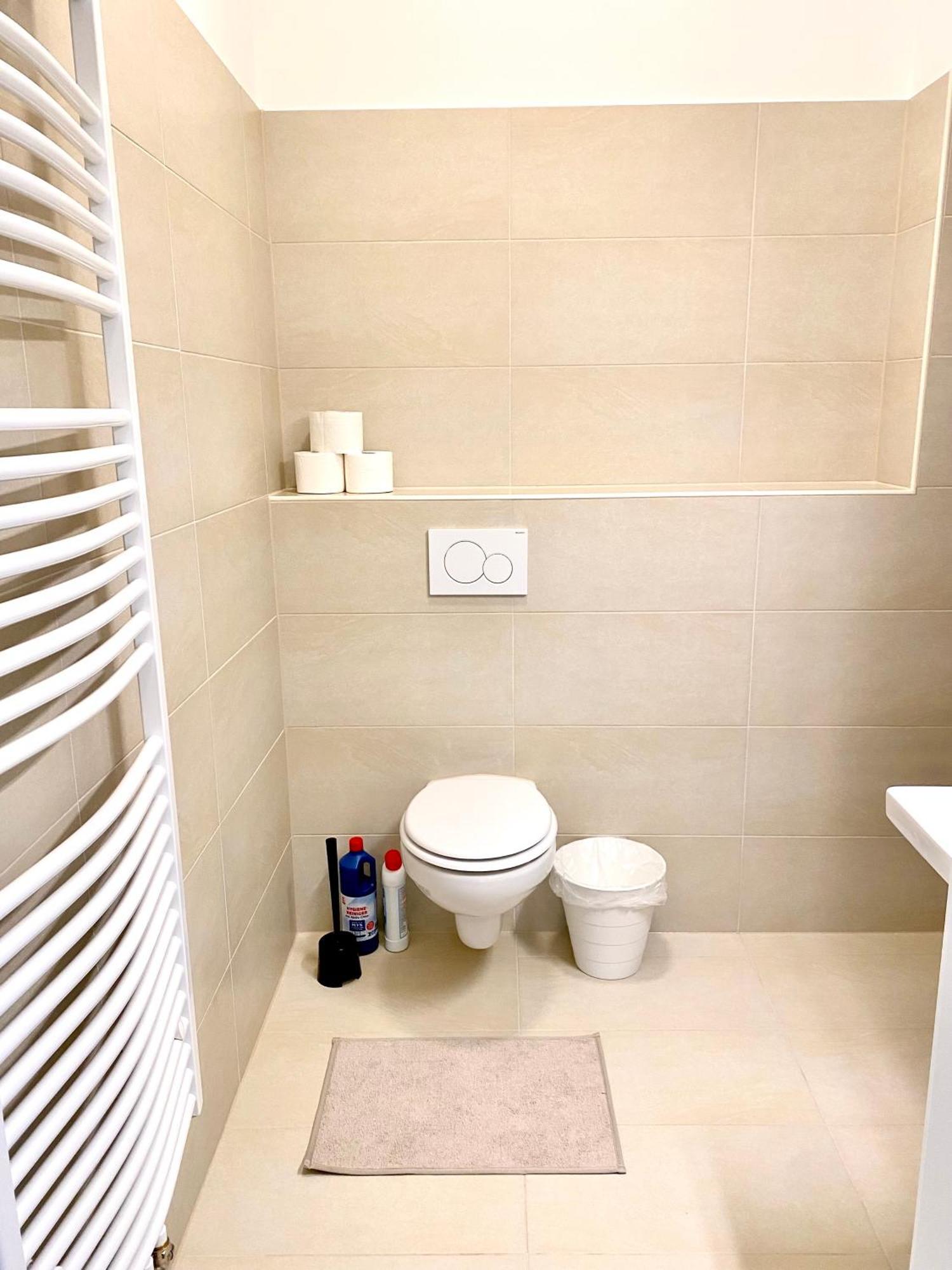 2 Rooms, Free Parking, 25 Min To Duesseldorf, 150 Mbps Wlan Duisburg Ngoại thất bức ảnh