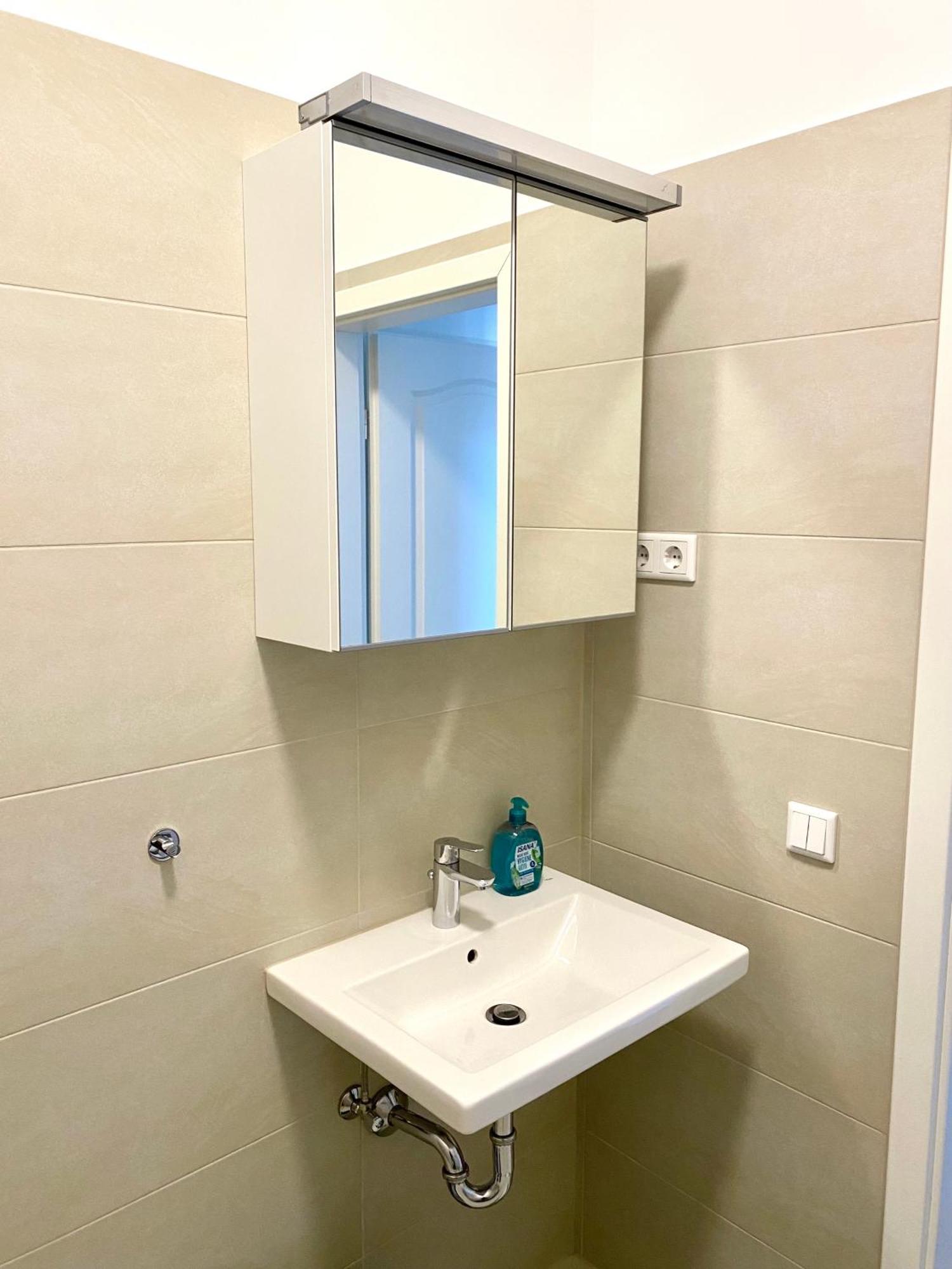 2 Rooms, Free Parking, 25 Min To Duesseldorf, 150 Mbps Wlan Duisburg Ngoại thất bức ảnh